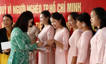 trao tien ho tro giao vien truong song ngu lao viet nam nguyen du