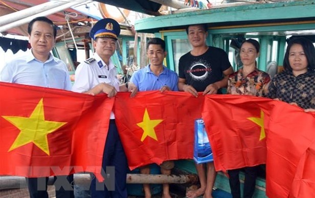 Đồng hành ngư dân vươn khơi, bám biển