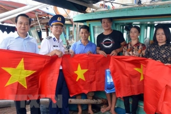 Đồng hành ngư dân vươn khơi, bám biển