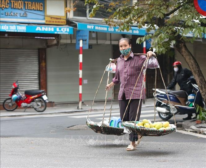 Đại dịch COVID-19 khiến nhiều phụ nữ rơi vào cảnh mất việc làm, không có thu nhập. Ảnh: TTXVN