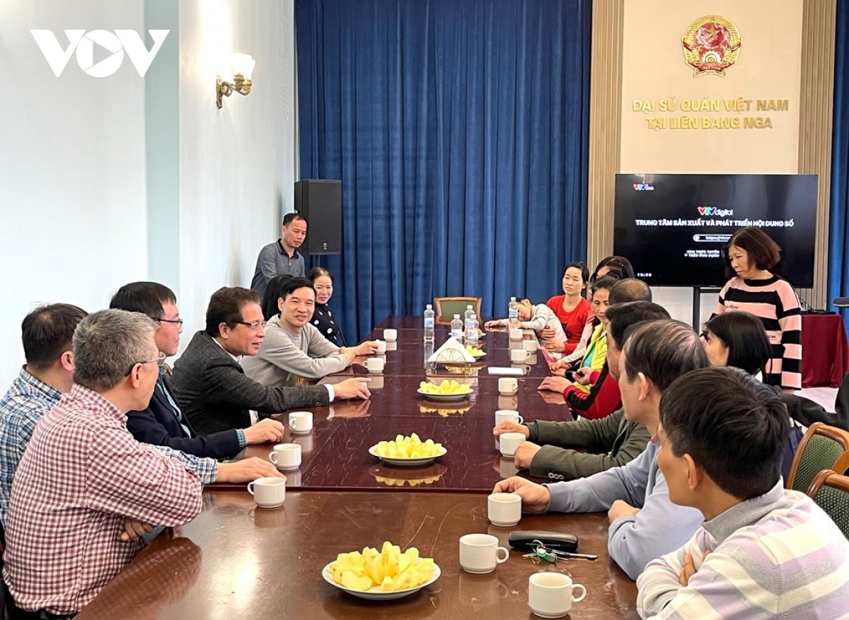 Đại sứ Đặng Minh Khôi trò chuyện thân mật với bà con.