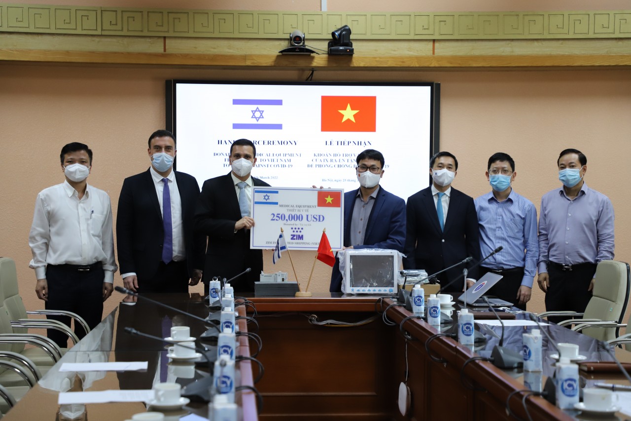 Công ty Zim Integrated Shipping Services Ltd trao biểu trao tượng trưng cho đại diện Bệnh viện Nội tiết Trung ương và Bệnh viện E dưới sự chứng kiến của Thứ trưởng Bộ Y tế Trần Văn và ngài Đại sứ đặc mệnh toàn quyền Nhà nước Israel tại Việt Nam. Ảnh: Bộ Y tế
