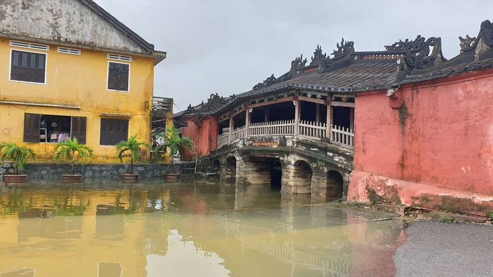 Hàng năm, Hội An thường xuyên bị ngập úng ảnh hưởng đến Chùa Cầu. Ảnh: Lao động