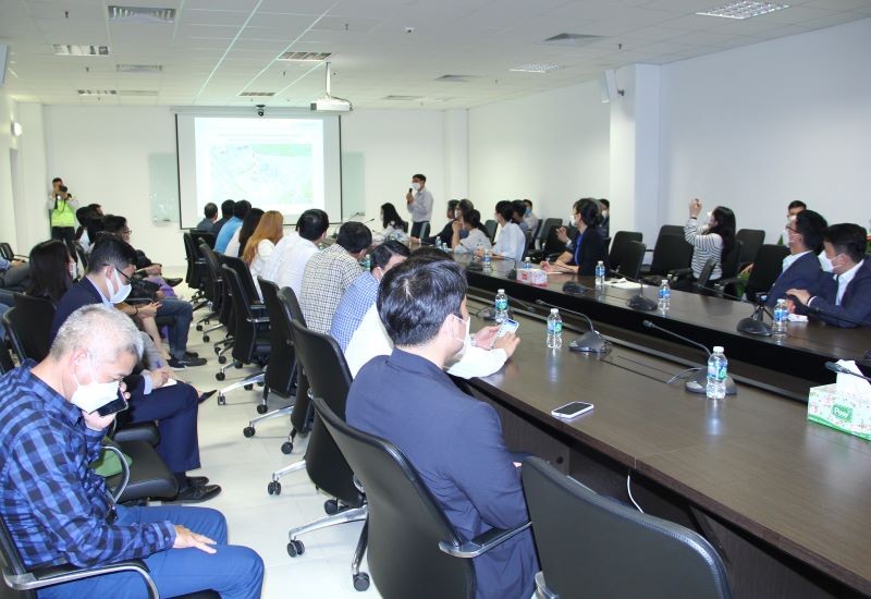 Đại diện Nhà máy Nhiệt điện BOT Nghi Sơn 2 giới thiệu quy mô, giải đáp các câu hỏi về chính sách, điều kiện khi đầu tư vào Nghi Sơn. Ảnh: Báo Thanh Hóa