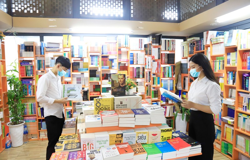 Sách song ngữ đáp ứng nhu cầu đọc và học ngoại ngữ của độc giả, đồng thời góp phần đưa sách Việt ra thế giới. Trong ảnh: Độc giả tìm hiểu sách tại Phố sách Hà Nội. Ảnh: Quang Thái/Hà Nội mới