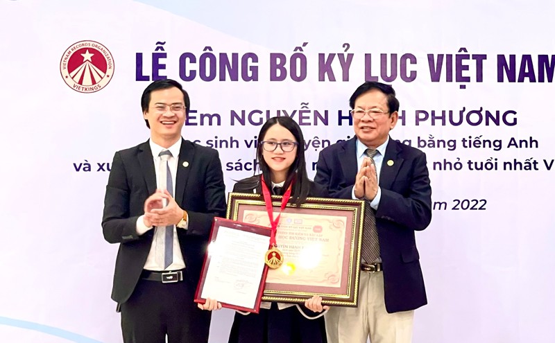 Tác giả Nguyễn Hạnh Phương được trao chứng nhận học sinh viết truyện giả tưởng bằng tiếng Anh và xuất bản sách song ngữ Anh - Việt nhỏ tuổi nhất Việt Nam. Ảnh: Hà Nội mới