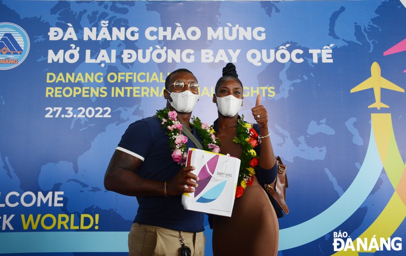Những du khách trên chuyến bay đầu tiên đến Đà Nẵng được tặng hoa, chào mừng. Ảnh: Báo Đà Nẵng