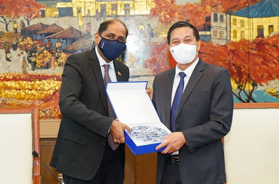 Đại sứ Jaya Ratnam trao quà lưu niệm cho thành phố Hải Phòng. Ảnh: Cổng TTĐT TP Hải Phòng