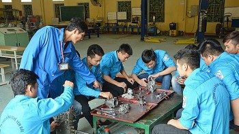Hỗ trợ đào tạo nghề và ngoại ngữ cho lao động cận nghèo