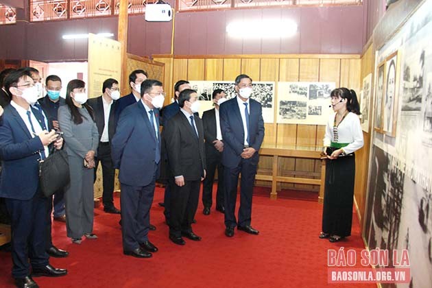 Thắt chặt mối quan hệ đoàn kết hữu nghị đặc biệt và hợp tác toàn diện giữa hai nước Việt - Lào
