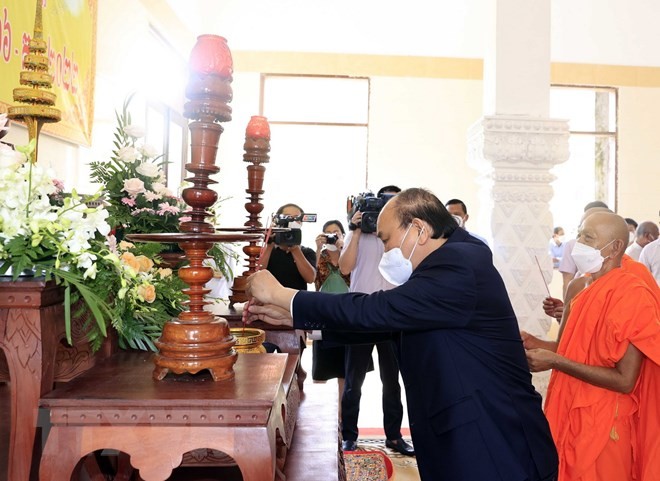 Chủ tịch nước Nguyễn Xuân Phúc dâng hương tại Học viện Phật giáo Nam tông Khmer. Ảnh: Thống Nhất/TTXVN