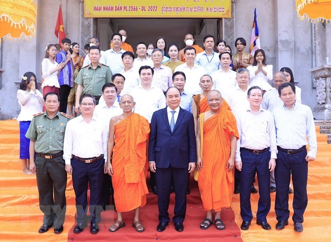 Chủ tịch nước Nguyễn Xuân Phúc cùng các đại biểu chụp ảnh chung với các vị chư tăng của Học viện Phật giáo Nam tông Khmer. Ảnh: Thống Nhất/TTXVN