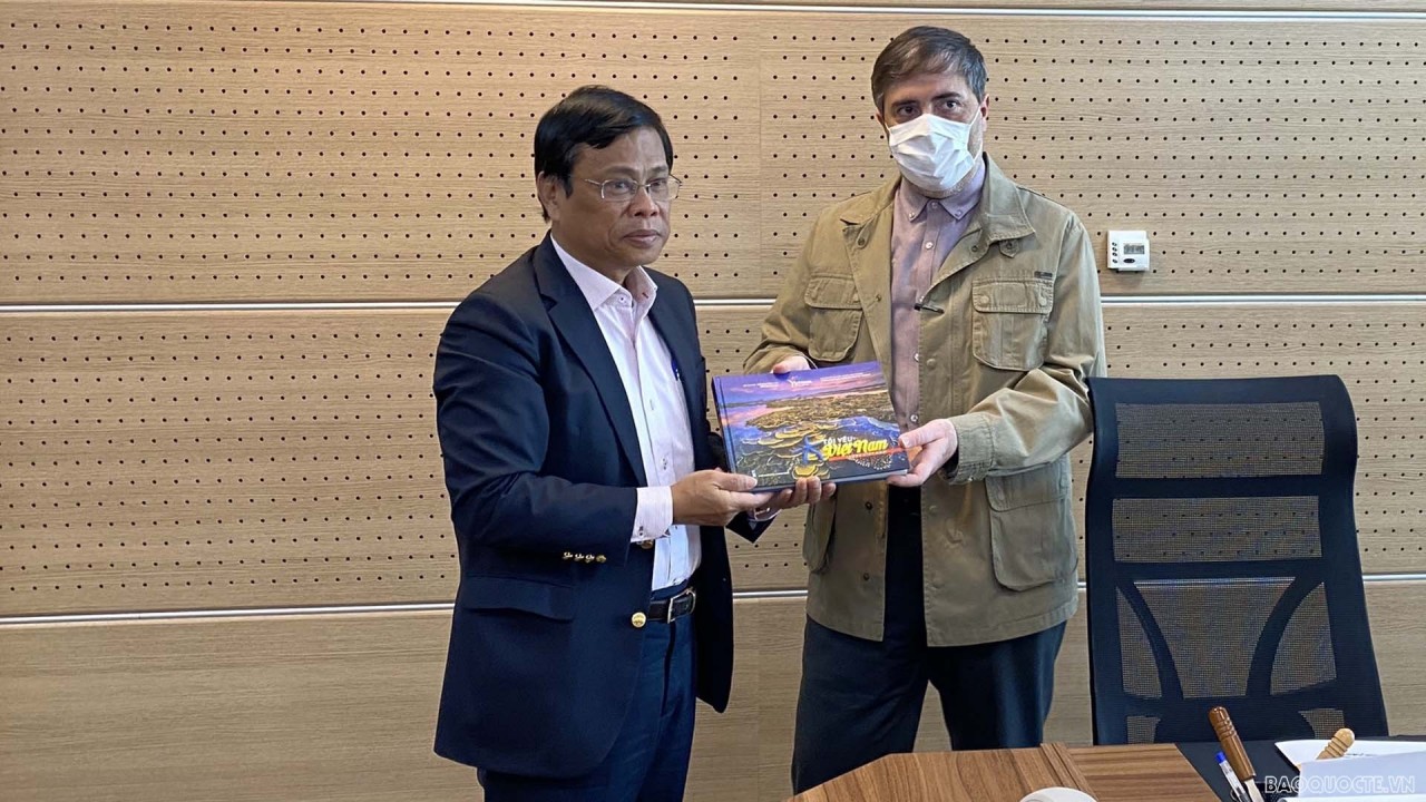 Đại sứ Lương Quốc Huy tặng Giám đốc khu du lịch Tháp Milad sách ảnh quảng bá văn hóa, du lịch Việt Nam. Ảnh: Thế giới và Việt Nam
