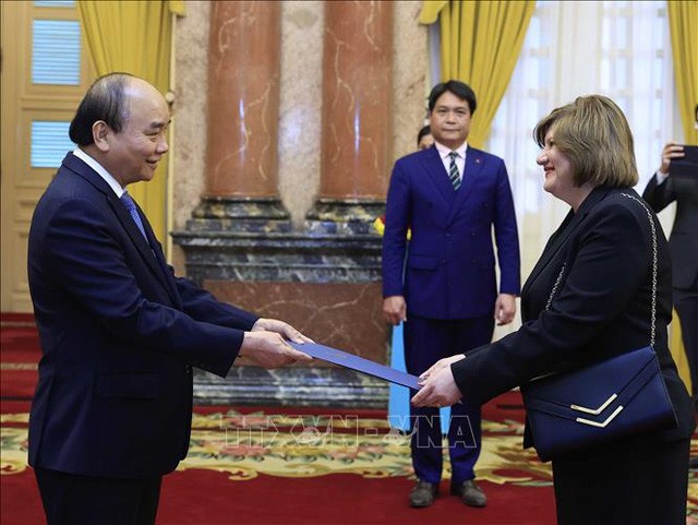 Chủ tịch nước Nguyễn Xuân Phúc tiếp nhận Quốc thư của Đại sứ Ai Cập Amal Abdel Kader Elmorsi Salama. Ảnh: TTXVN