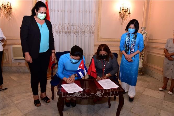 Hà Thị Nga và đồng chí Teresa Amarelle Boué ký Thỏa thuận hợp tác giữa 2 Hội Liên hiệp giai đoạn 2022-2027. Ảnh: Vũ Hà/TTXVN