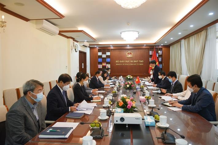 Bộ trưởng Nguyễn Kim Sơn tiếp ông Park Noh-wan, Đại sứ Hàn Quốc tại Việt Nam. Ảnh: Bộ GD-ĐT