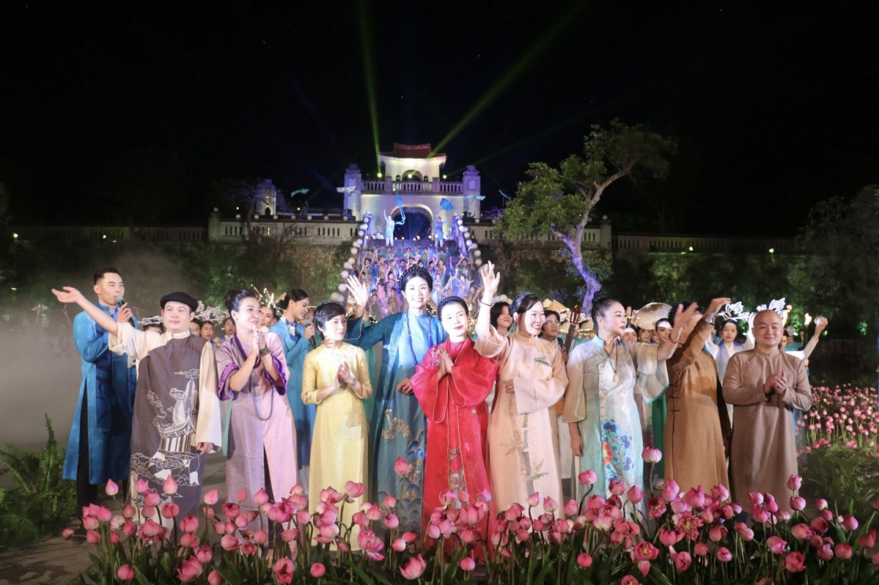 Chương trình có sự tham gia trình diễn của đại sứ các nước và các tổ chức quốc tế, các nghệ sĩ nhân dân, người mẫu, quần chúng. Ảnh: Trang TTĐT TP Uông Bí Chương trình có sự tham gia trình diễn của đại sứ các nước và các tổ chức quốc tế, các nghệ sĩ nhân dân, người mẫu, quần chúng. Ảnh: Trang TTĐT TP Uông Bí