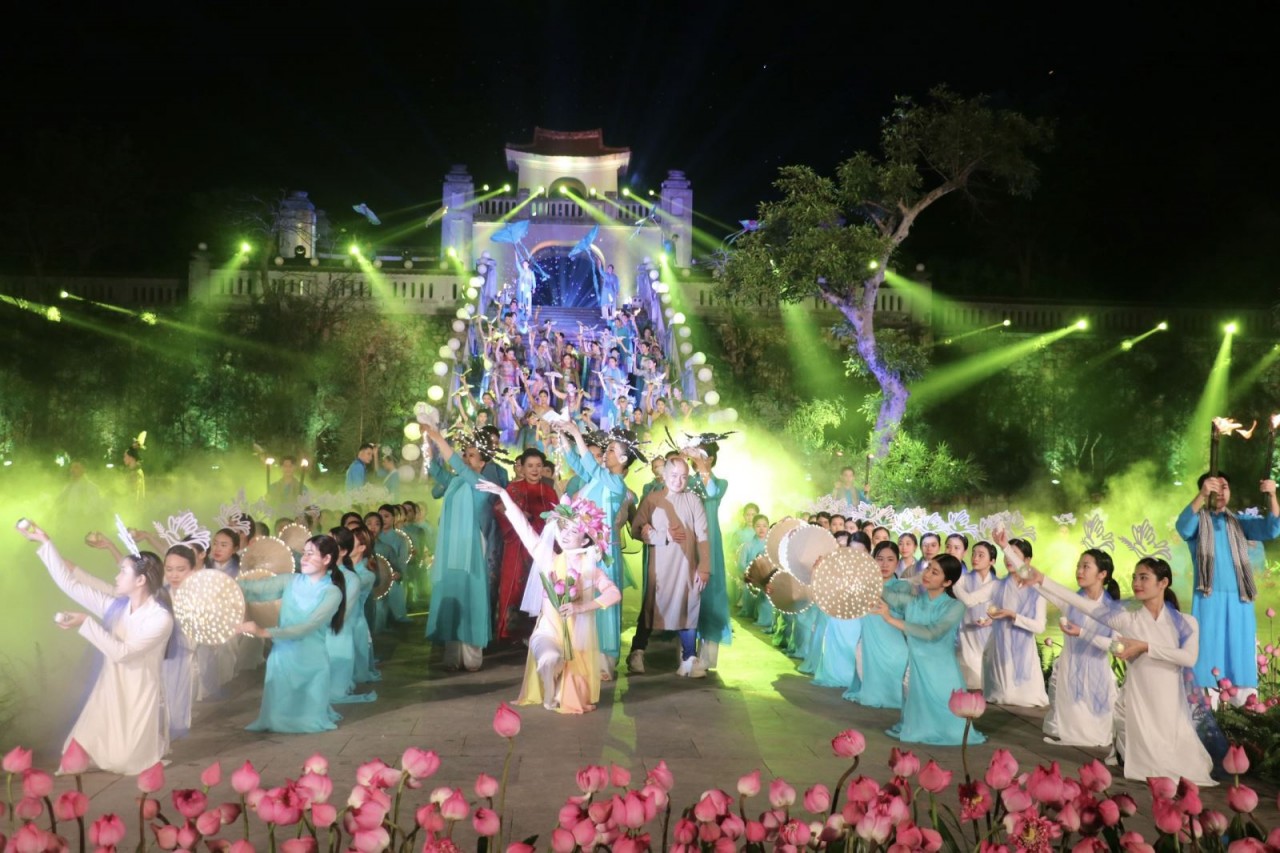 Với chủ đề “Tâm thân an tịnh”, chương trình được tổ chức quy mô, hoành tráng. Ảnh: Ảnh: Trang TTĐT TP Uông Bí Với chủ đề “Tâm thân an tịnh”, chương trình được tổ chức quy mô, hoành tráng. Ảnh: Ảnh: Trang TTĐT TP Uông Bí