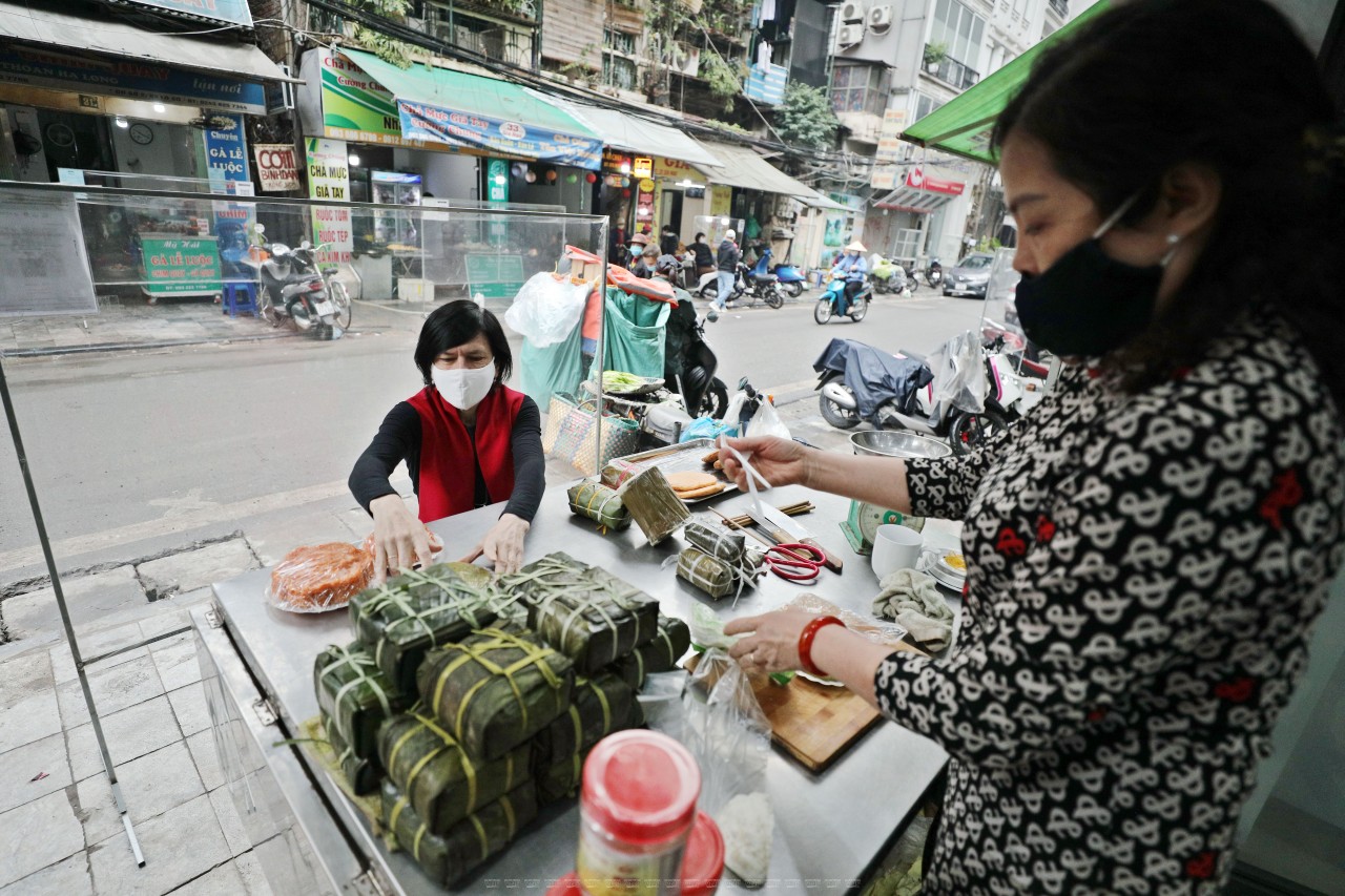 Stella yêu thích những món ăn truyền thống Việt Nam được bày bán trên phố Hà Nội. Ảnh: Công Đạt Stella yêu thích những món ăn truyền thống Việt Nam được bày bán trên phố Hà Nội. Ảnh: Công Đạt