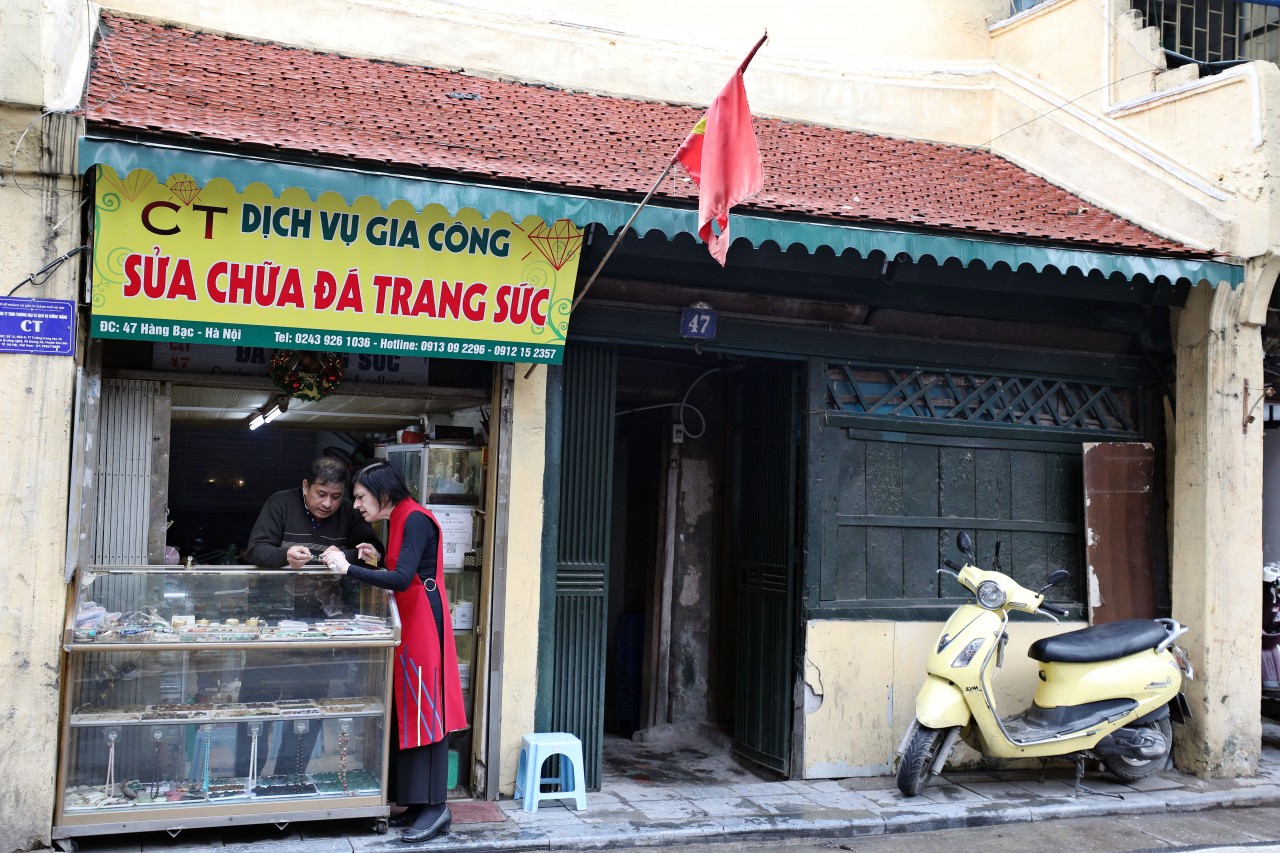 Say sưa trò chuyện với anh Cường, chủ tiệm sửa chữa đá trang sức cổ trên phố Hàng Bạc. Ảnh: Công Đạt Say sưa trò chuyện với anh Cường, chủ tiệm sửa chữa đá trang sức cổ trên phố Hàng Bạc. Ảnh: Công Đạt