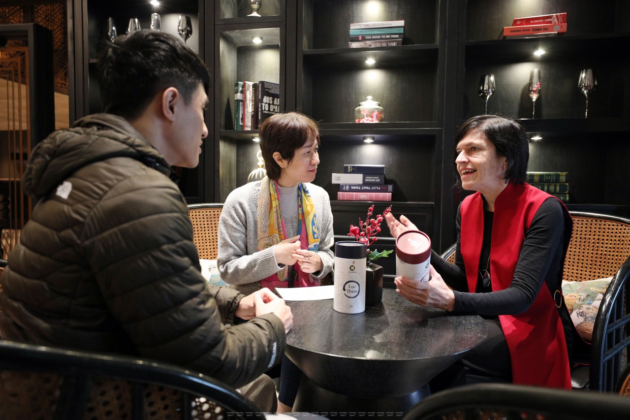 Stella chia sẻ về văn hóa trà truyền thống của Việt Nam với đại diện của công ty Tiên Thiên Trà. Ảnh: Công Đạt Stella chia sẻ về văn hóa trà truyền thống của Việt Nam với đại diện của công ty Tiên Thiên Trà. Ảnh: Công Đạt