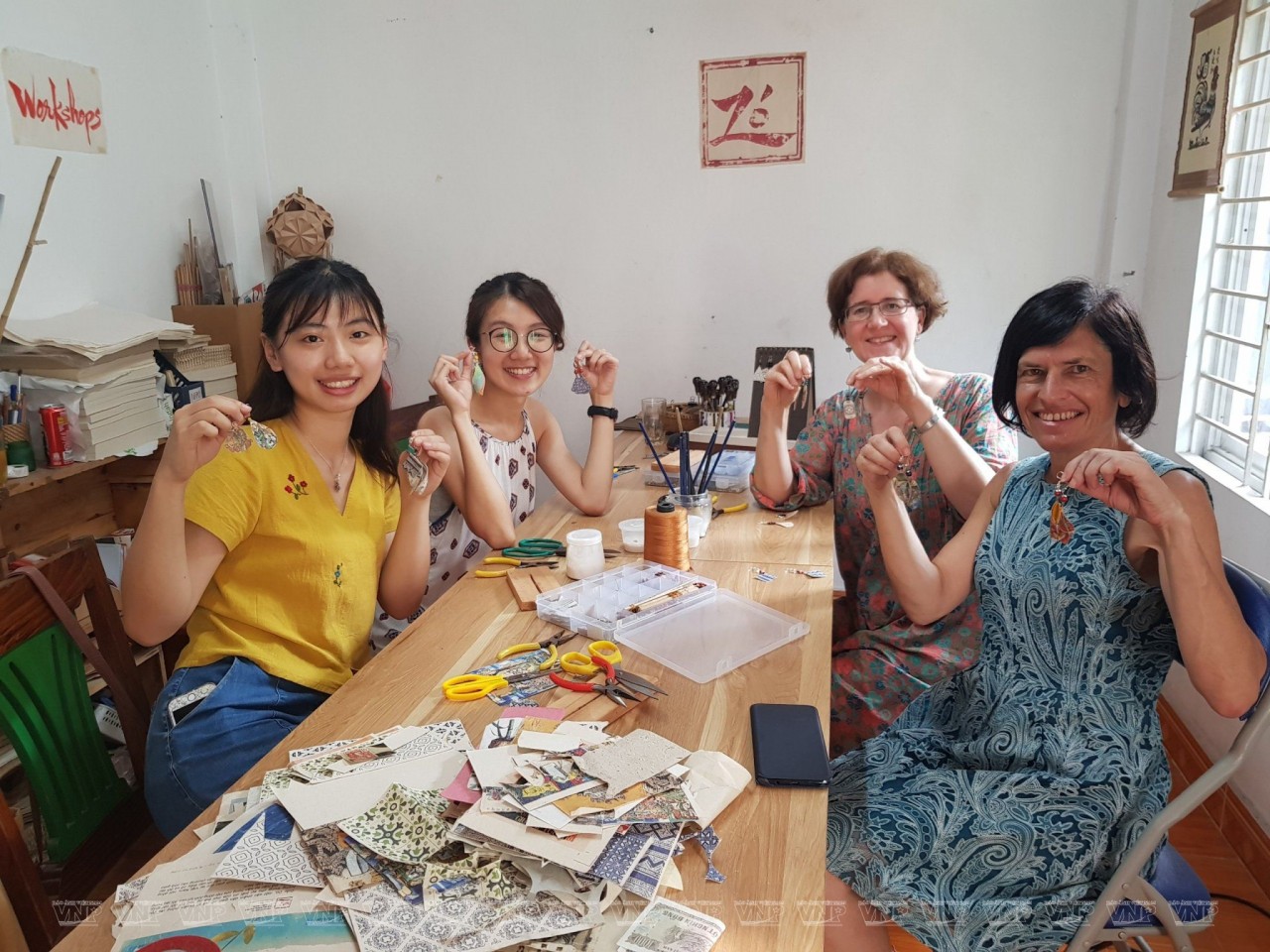 Stella cùng các bạn trẻ Việt Nam với các sản phẩm tranh giấy làm thủ công. Ảnh: Tư liệu Stella cùng các bạn trẻ Việt Nam với các sản phẩm tranh giấy làm thủ công. Ảnh: Tư liệu
