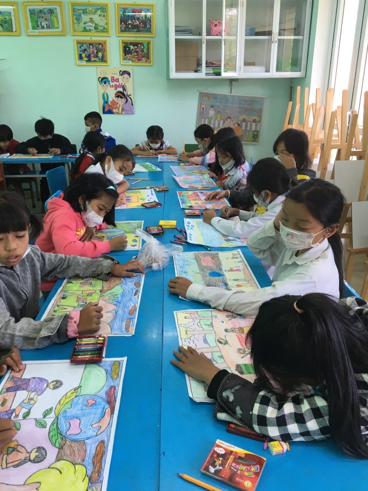 Học sinh trường tiểu học Hồng Vân tham gia vẽ tranh theo hai chủ đề: Bảo vệ môi trường và phòng chống nguy cơ bom mìn, vật nổ. Ảnh: NPA Việt Nam