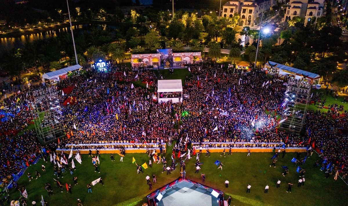 Hơn 10.000 “chiến binh” kinh doanh “cháy hết mình” tại lễ ra quân The Beverly Solari
