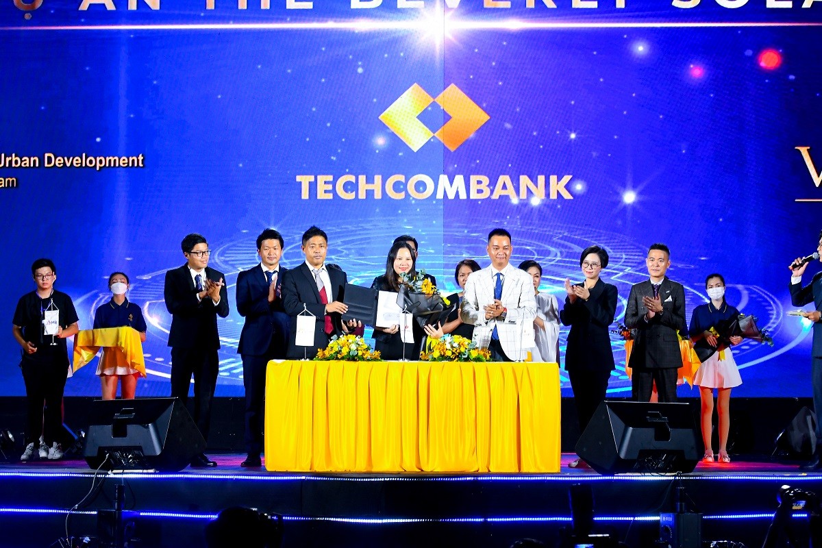 Hơn 10.000 “chiến binh” kinh doanh “cháy hết mình” tại lễ ra quân The Beverly Solari Hơn 10.000 “chiến binh” kinh doanh “cháy hết mình” tại lễ ra quân The Beverly Solari