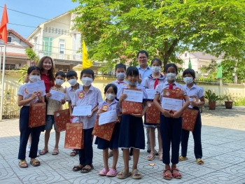 Zhi-Shan Foundation trao học bổng vượt khó cho 16 em học sinh có hoàn cảnh khó khăn