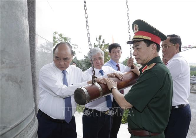 Chủ tịch nước Nguyễn Xuân Phúc viếng các Anh hùng Liệt sĩ tại Nghĩa trang Liệt sĩ quốc gia Đường 9. Chủ tịch nước Nguyễn Xuân Phúc viếng các Anh hùng Liệt sĩ tại Nghĩa trang Liệt sĩ quốc gia Đường 9.