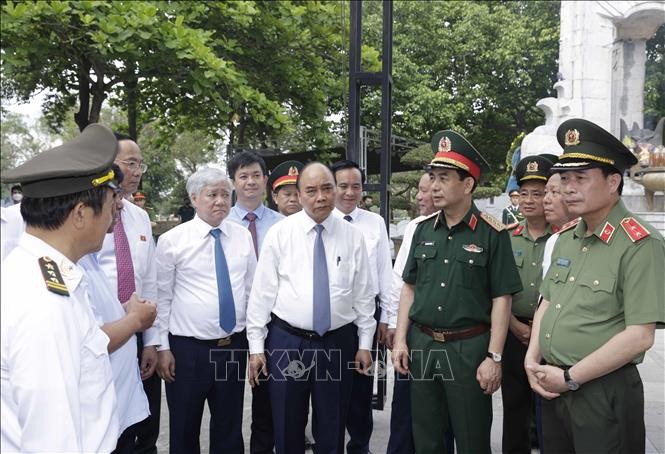 Chủ tịch nước Nguyễn Xuân Phúc và các đại biểu tại Nghĩa trang Liệt sĩ quốc gia Trường Sơn. Chủ tịch nước Nguyễn Xuân Phúc và các đại biểu tại Nghĩa trang Liệt sĩ quốc gia Trường Sơn.
