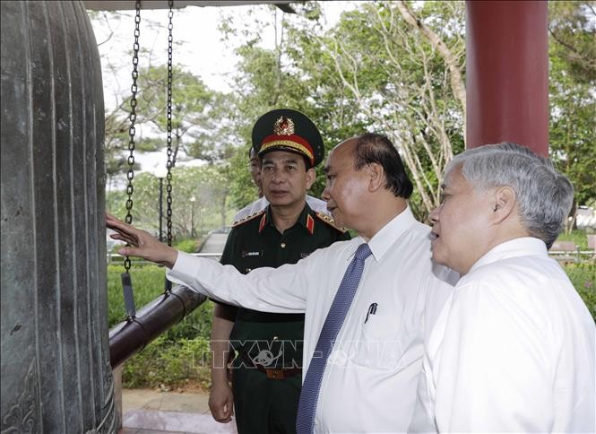 Chủ tịch nước viếng các Anh hùng Liệt sĩ tại nghĩa trang Trường Sơn, Đường 9 Chủ tịch nước viếng các Anh hùng Liệt sĩ tại nghĩa trang Trường Sơn, Đường 9