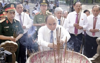 Chủ tịch nước viếng các Anh hùng Liệt sĩ tại nghĩa trang Trường Sơn, Đường 9