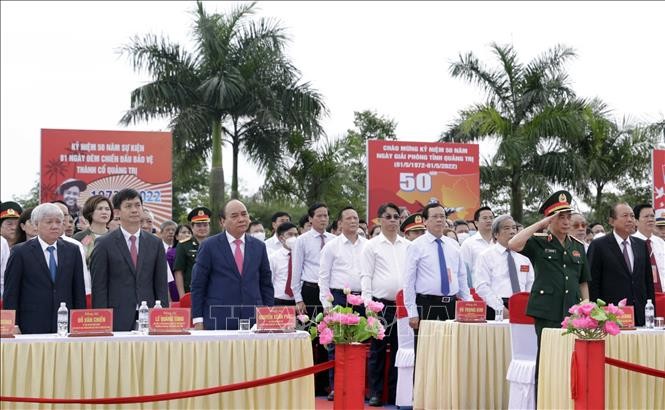 Chủ tịch nước Nguyễn Xuân Phúc thực hiện nghi thức chào cờ tại Lễ thượng cờ “Thống nhất non sông” tại Di tích Quốc gia đặc biệt “Đôi bờ Hiền Lương - Bến Hải”. Ảnh: Thống Nhất/TTXVN
