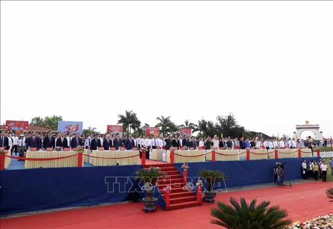 Chủ tịch nước Nguyễn Xuân Phúc và các đại biểu mặc niệm tưởng nhớ các anh hùng liệt sỹ, đồng bào đồng chí và chiến sỹ đã hy sinh. Ảnh: Thống Nhất/TTXVN
