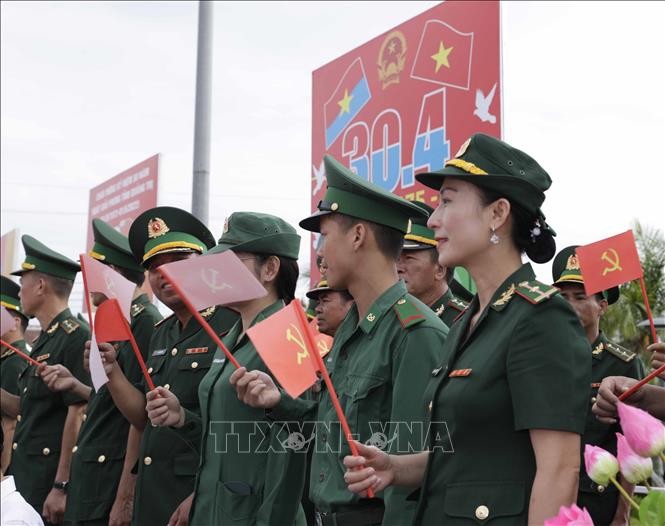 Chủ tịch nước Nguyễn Xuân Phúc dự Lễ thượng cờ Thống nhất non sông tại Di tích Đôi bờ Hiền Lương-Bến Hải