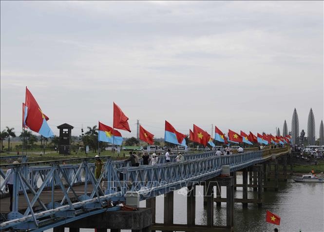 Chủ tịch nước Nguyễn Xuân Phúc dự Lễ thượng cờ Thống nhất non sông tại Di tích Đôi bờ Hiền Lương-Bến Hải
