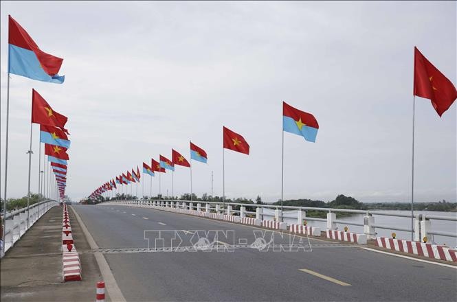 Chủ tịch nước Nguyễn Xuân Phúc dự Lễ thượng cờ Thống nhất non sông tại Di tích Đôi bờ Hiền Lương-Bến Hải
