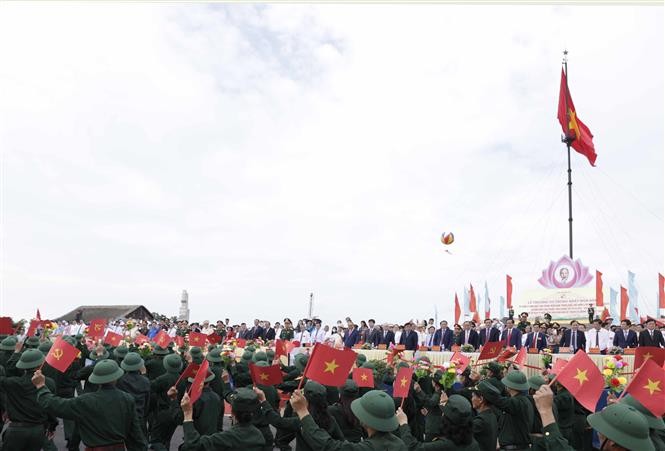 Chủ tịch nước Nguyễn Xuân Phúc dự Lễ thượng cờ Thống nhất non sông tại Di tích Đôi bờ Hiền Lương-Bến Hải