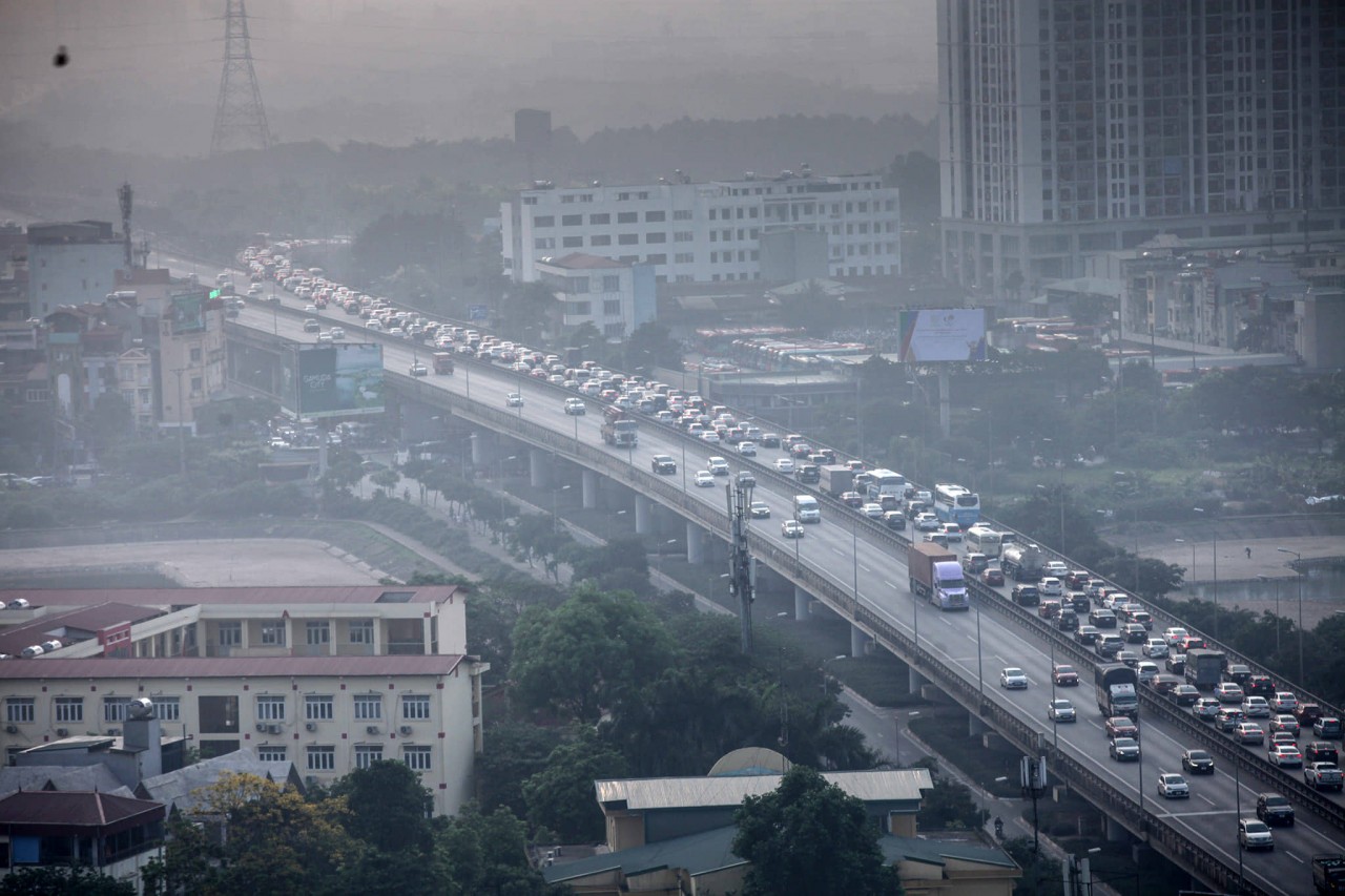 Tại Hà Nội, hàng ngàn phương tiện nối đuôi nhau trên đường Vành đai 3 trên cao để rời khỏi nội đô Hà Nội về quê nghỉ lễ trong sáng 30/4 khiến tuyến đường này ùn tắc nghiêm trọng, có thời điểm gần như Ngày đầu kỳ nghỉ lễ: cửa ngõ Hà Nội, TP.HCM ùn tắc kéo dài