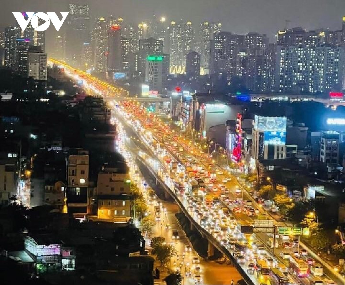 Đến 23h cùng ngày, lượng người và phương tiện vẫn rất đông. Nhiều hành khách bất chấp nguy hiểm đứng đón xe khách ngay trên đường Vành đai 3 trên cao. Đến 23h cùng ngày, lượng người và phương tiện vẫn rất đông. Nhiều hành khách bất chấp nguy hiểm đứng đón xe khách ngay trên đường Vành đai 3 trên cao.