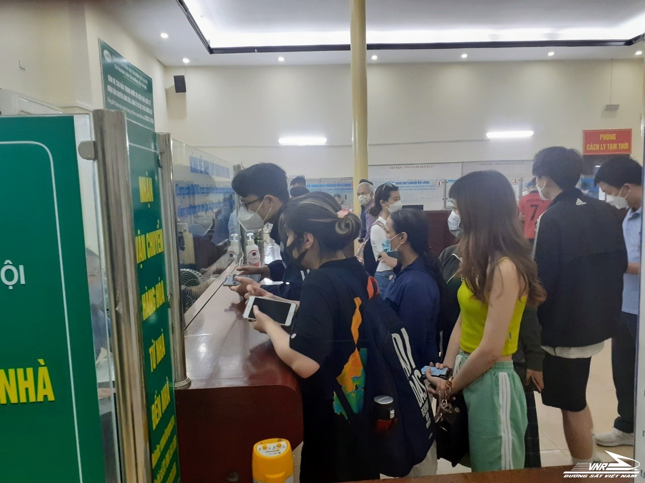 lượng hành khách đổ dồn về các ga lớn như Hà Nội, Đà Nẵng, Sài Gòn rất đông