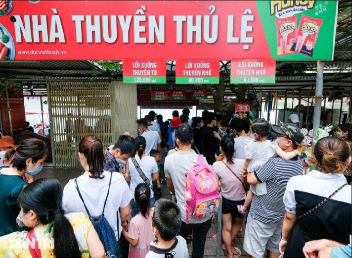 Khu vực trước cửa nhà thuyền Thủ Lệ, nhiều gia đình xếp hàng chờ tới lượt ra thuyền. Ảnh: Dân trí Khu vực trước cửa nhà thuyền Thủ Lệ, nhiều gia đình xếp hàng chờ tới lượt ra thuyền. Ảnh: Dân trí