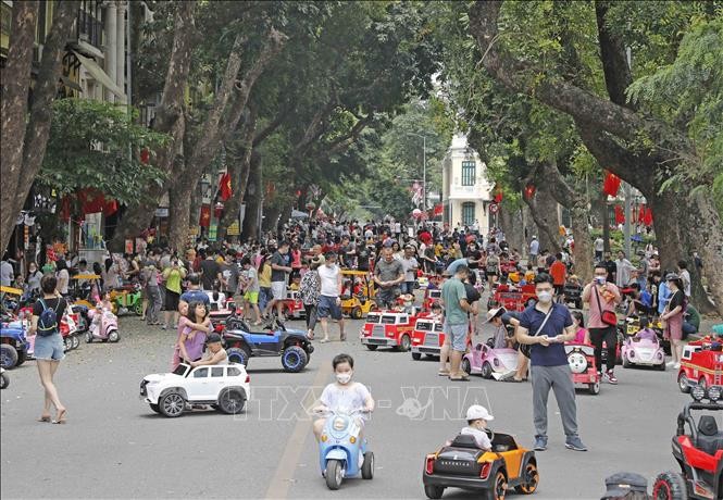 Tại không gian đi bộ hồ Hoàn Kiếm, lượng khách đến vui chơi, giải trí ngày hôm nay trở nên quá tải, dòng người ken kín khắp các lối đi, ngả đường. Đặc biệt, tại đây đang diễn ra Lễ hội quà tặng Du lịch Hà Nội năm 2022 do Sở Du lịch Hà Nội tổ chức với nhiều hoạt động hấp dẫn. Trong ảnh là một đoạn phố Hàng Khay phục vụ vui chơi của các em nhỏ. Ảnh: TTXVN Tại không gian đi bộ hồ Hoàn Kiếm, lượng khách đến vui chơi, giải trí ngày hôm nay trở nên quá tải, dòng người ken kín khắp các lối đi, ngả đường. Đặc biệt, tại đây đang diễn ra Lễ hội quà tặng Du lịch Hà Nội năm 2022 do Sở Du lịch Hà Nội tổ chức với nhiều hoạt động hấp dẫn. Trong ảnh là một đoạn phố Hàng Khay phục vụ vui chơi của các em nhỏ. Ảnh: TTXVN
