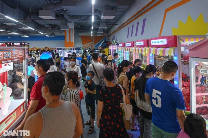 Lối đi luôn chật kín người, đặc biệt là tại các khu vực tổ chức trò chơi, tập trung nhiều gia đình đưa con em tới giải trí, thư giãn trong ngày nghỉ lễ. Ảnh: Dân trí Lối đi luôn chật kín người, đặc biệt là tại các khu vực tổ chức trò chơi, tập trung nhiều gia đình đưa con em tới giải trí, thư giãn trong ngày nghỉ lễ. Ảnh: Dân trí