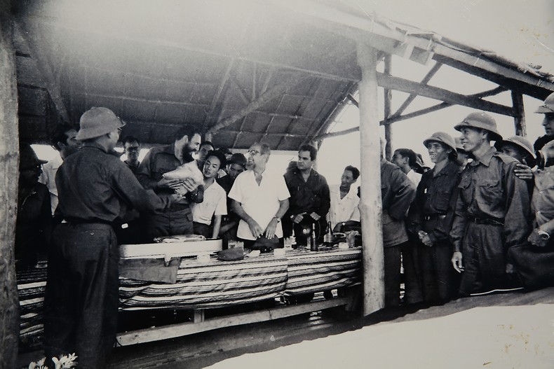 [Ảnh] Bộ ảnh độc đáo về sự kiện đón Chủ tịch Fidel Castro thăm Quảng Trị (Phần 1) ảnh 11