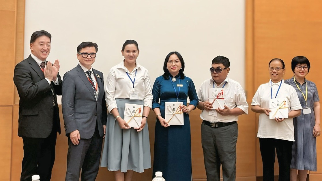 Hội hữu nghị Việt Nam - Nhật Bản TP.HCM tặng sách cho 11 trường ở Việt Nam