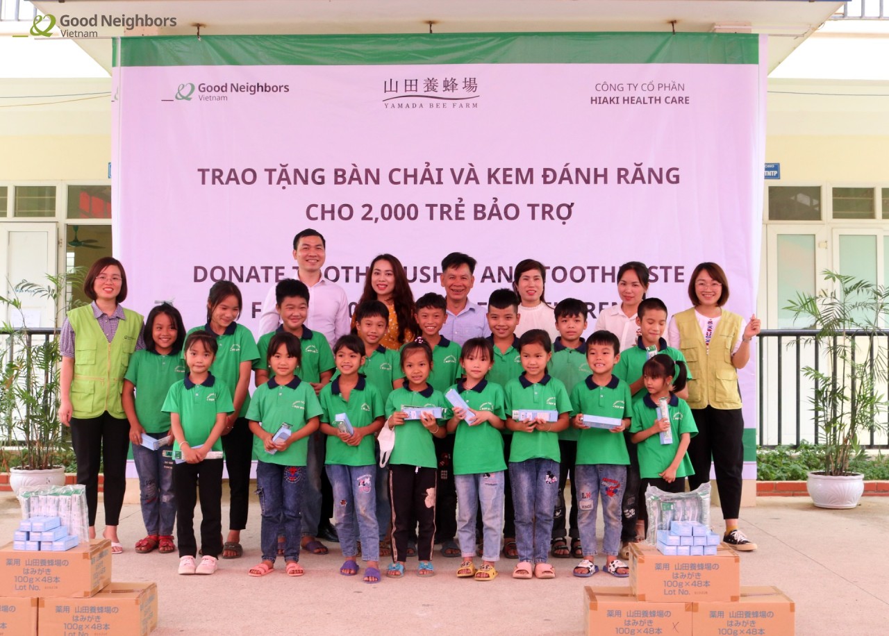 Good Neighbors International (GNI) kết hợp cùng công ty Yamada Bee Farm - Trao tặng bàn chải và kem đánh răng cho 2,000 trẻ em tại xã Hợp Hòa, huyện Sơn Dương, tỉnh Tuyên Quang. Ảnh: GNI