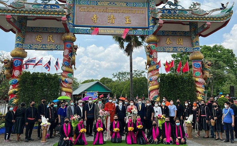Gắn biển tên tiếng Việt cho hai ngôi chùa ở Thái Lan